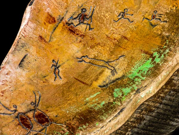 Art primitif avec figures humaines et animaux