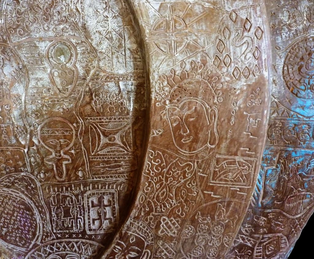 Détail d'une œuvre gravée avec symboles ancestraux